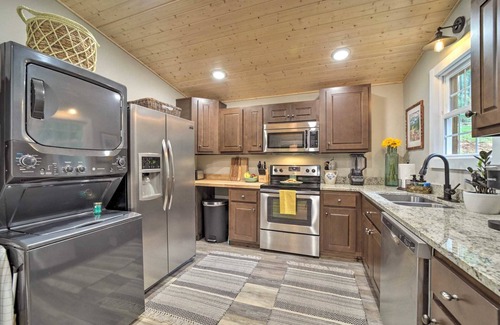 Sylva House | Cozy Mountainside Studio Nestled in the Trees