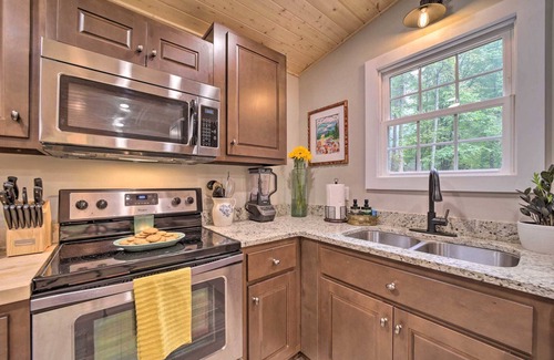 Sylva House | Cozy Mountainside Studio Nestled in the Trees