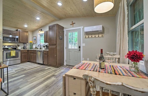 Sylva House | Cozy Mountainside Studio Nestled in the Trees