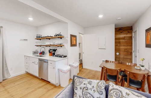 Welches Cabin | Cozy Mt. Hood cabin with private hot tub & large yard- dog-friendly