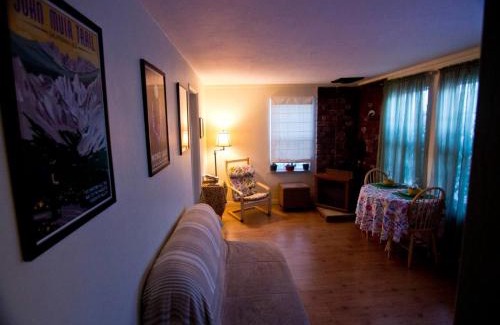 Lone Pine House | Cozy Muir Cottage - In Town - Pet Friendly