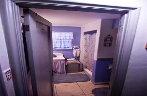 Lone Pine House | Cozy Muir Cottage - In Town - Pet Friendly