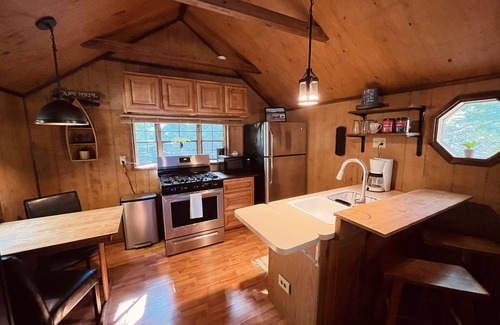 Grand Rivers Cabin | Cozy Mulberry Cabin retreat for two at KY Lake