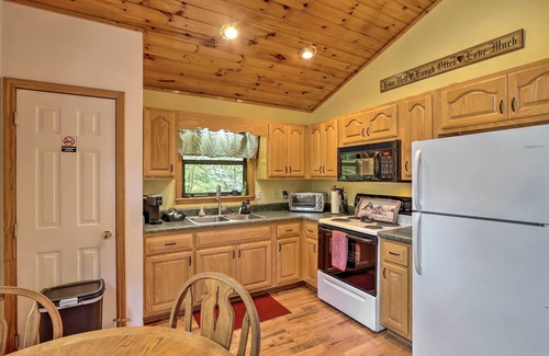 Murphy Cabin | Cozy Murphy Cabin Retreat w/Deck & Fire Pit!