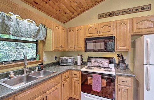 Murphy Cabin | Cozy Murphy Cabin Retreat w/Deck & Fire Pit!