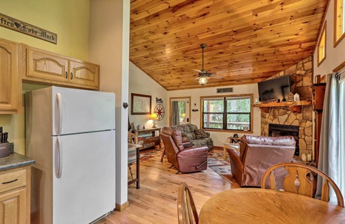 Murphy Cabin | Cozy Murphy Cabin Retreat w/Deck & Fire Pit!