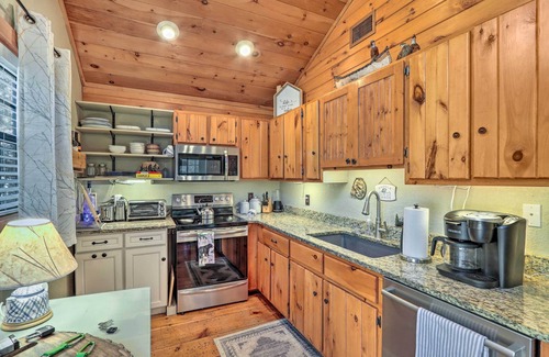 Murphy Cabin | Cozy Murphy Cabin w/Fire Pit + Deck