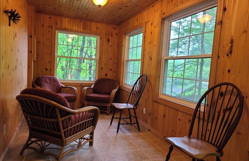 Lake of Bays Cottage | Cozy Muskoka Cottage. Getaway-Steps From the Lake