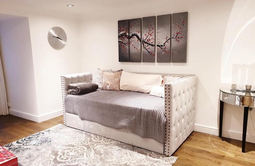 East Finchley Apartment | Cozy Muswell Hill 1-Bedroom Flat