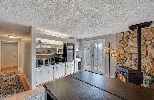 Nampa House | Cozy Nampa Escape w/Fireplace + Smart TV!