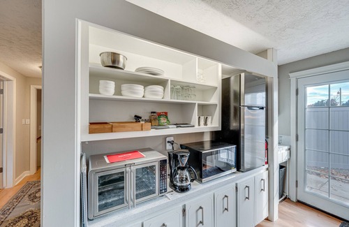 Nampa House | Cozy Nampa Escape w/Fireplace + Smart TV!