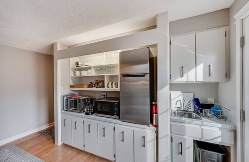 Nampa House | Cozy Nampa Escape w/Fireplace + Smart TV!