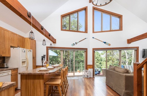 Central Lake House | Cozy, Nature perfect retreat, family or group get togethers!