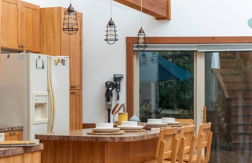 Central Lake House | Cozy, Nature perfect retreat, family or group get togethers!