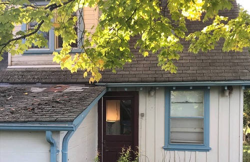 Indian River House | Cozy Nature Retreat 12 minutes from Peterborough- Perfect for Writers & Artists