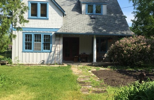 Indian River House | Cozy Nature Retreat 12 minutes from Peterborough- Perfect for Writers & Artists