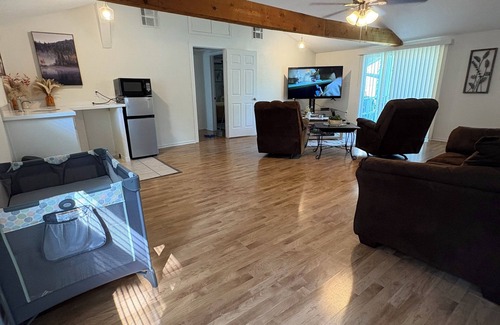 Coldspring House | Cozy Nest 3-bedroom house in Coldspring with WiFi and AC