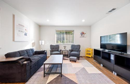 Southeastern Sacramento House | Cozy Nest Across the street from UC Davis Sacramento