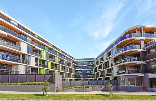 Hawthorn Apartment | Cozy Nest in Prime Hawthorn w/parking & pool