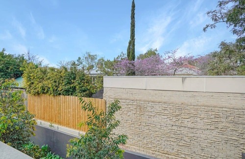 Hawthorn Apartment | Cozy Nest in Prime Hawthorn w/parking & pool