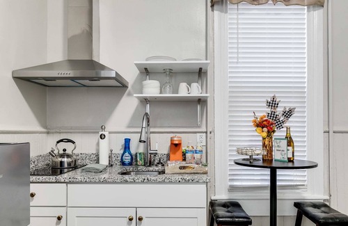 Richmond Condo | Cozy nest/private porch/museums/free parking