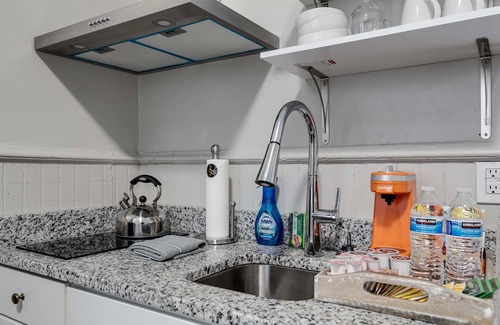Richmond Condo | Cozy nest/private porch/museums/free parking