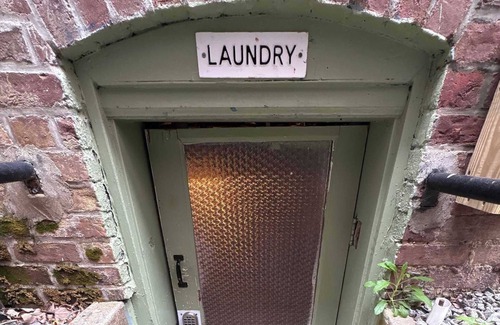 Richmond Condo | Cozy nest/private porch/museums/free parking