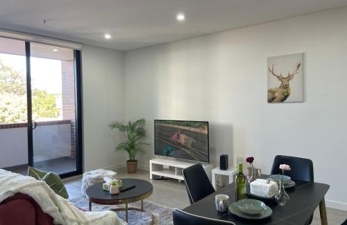Kogarah Apartment | Cozy New 2BR & Near Airport, Mall & Transit