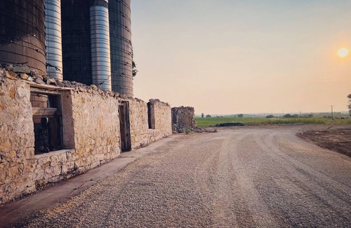 Rock Elm House | Cozy New Airstream on remote Farmland, Pet Friendly, outdoor bathhouse, fire pit