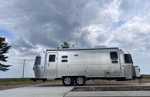 Rock Elm House | Cozy New Airstream on remote Farmland, Pet Friendly, outdoor bathhouse, fire pit