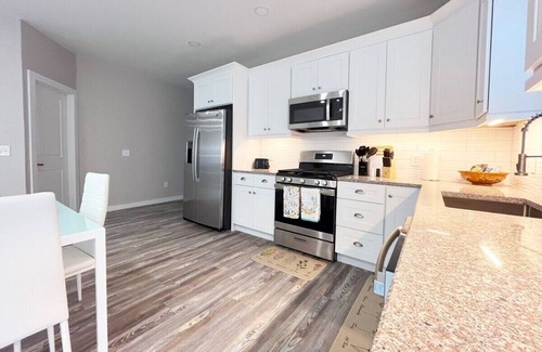South Euclid House | Cozy New Build Entire Home - 5 Star Getaway