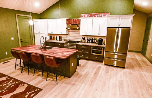 Portola House | Cozy New Cabin. Walking distance to wedding venue, Chalet View Lodge!