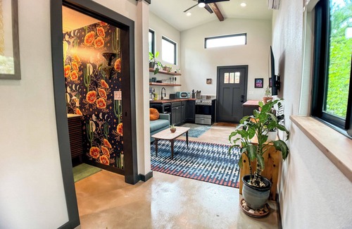 MLK House | Cozy, new, east ATX Tiny home w/King bed, close to UT campus, downtown, airport
