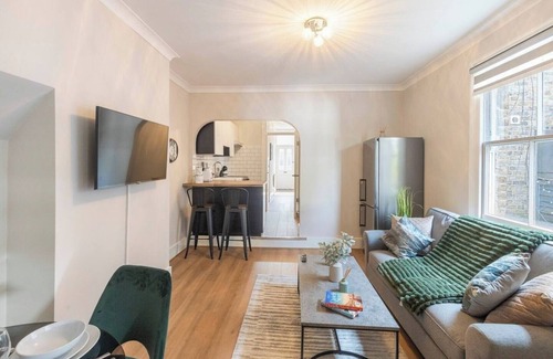 Seven Sisters Apartment | Cozy new GF flat in London
