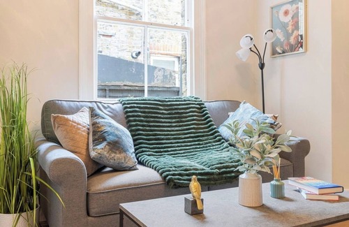 Seven Sisters Apartment | Cozy new GF flat in London