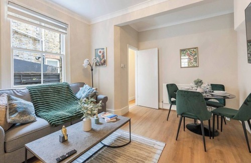 Seven Sisters Apartment | Cozy new GF flat in London