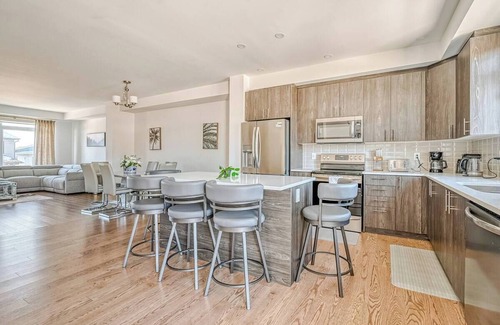 Chapel Hill South House | Cozy New Townhome Enclave. 18 minutes from Ottawa Downtown.