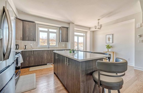 Chapel Hill South House | Cozy New Townhome Enclave. 18 minutes from Ottawa Downtown.