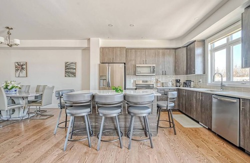 Chapel Hill South House | Cozy New Townhome Enclave. 18 minutes from Ottawa Downtown.