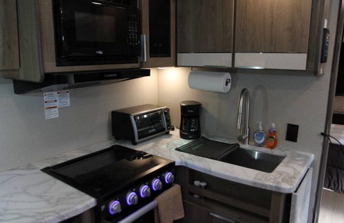 Palmdale House | Cozy new trailer situated near restaurants and stores .
