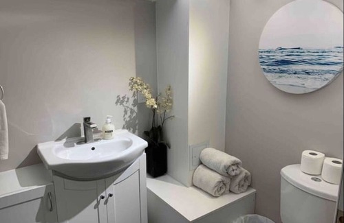 Barrie House | Cozy Newly Decorated Unit