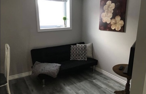 Barrie House | Cozy Newly Decorated Unit