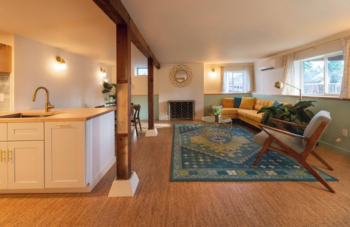 Brighton House | Cozy, Newly Remodeled Apartment near Othello Light Rail Station