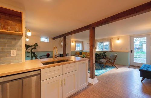 Brighton House | Cozy, Newly Remodeled Apartment near Othello Light Rail Station