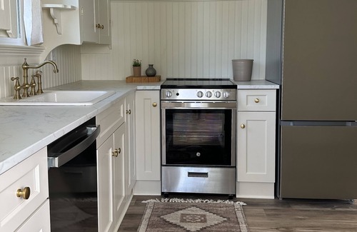 Bremerton House | Cozy Newly Remodeled Cottage Minutes from Ferry! Peaceful Retreat!