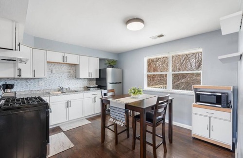 Peoria Apartment | Cozy Newly Renovated 2BR-1BA/Entire Unit/3 to 6mins from OSF St Francis