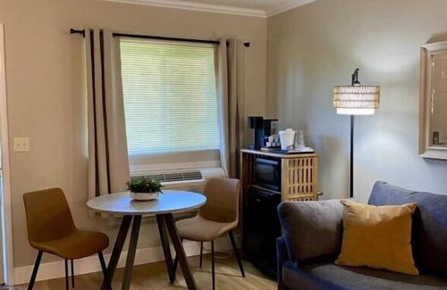 Bellaire Condo | Cozy, Newly Renovated Fountain View Unit at The Legends