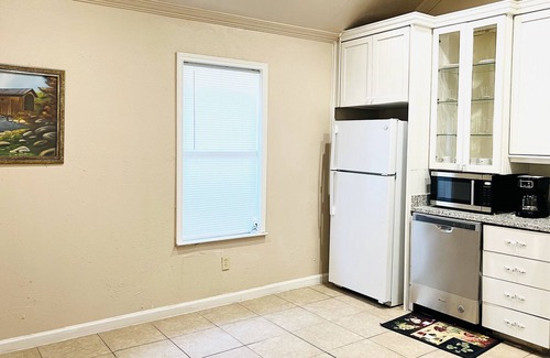 Mesquite House | Cozy, newly renovated, pets welcome , spacious kitchen and deck, central Located