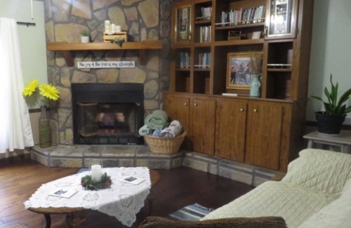 Crofton House | Cozy Nook Retreat - Fireplace/Full Kitchen