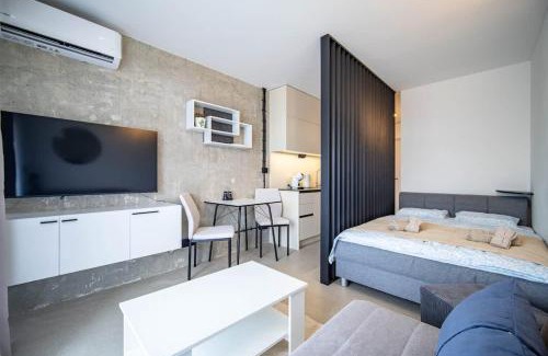 Zapad Apartment | Cozy Nook Studio at Kosmalt with Balcony